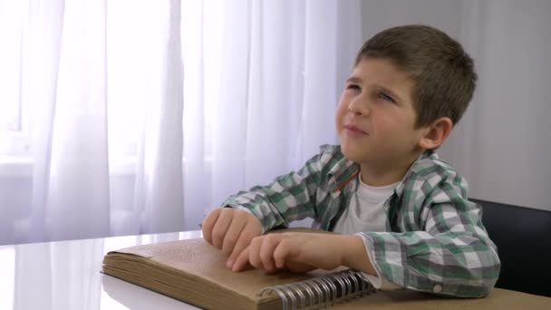 Persona leyendo en sistema Braille
